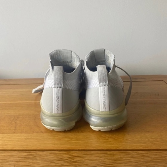 White Nike vapormax - Picture 3 of 3